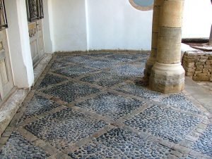 Decorative-paving-using-a-mix-of-reclaimed-paving,-cobbles-and-setts-(4)